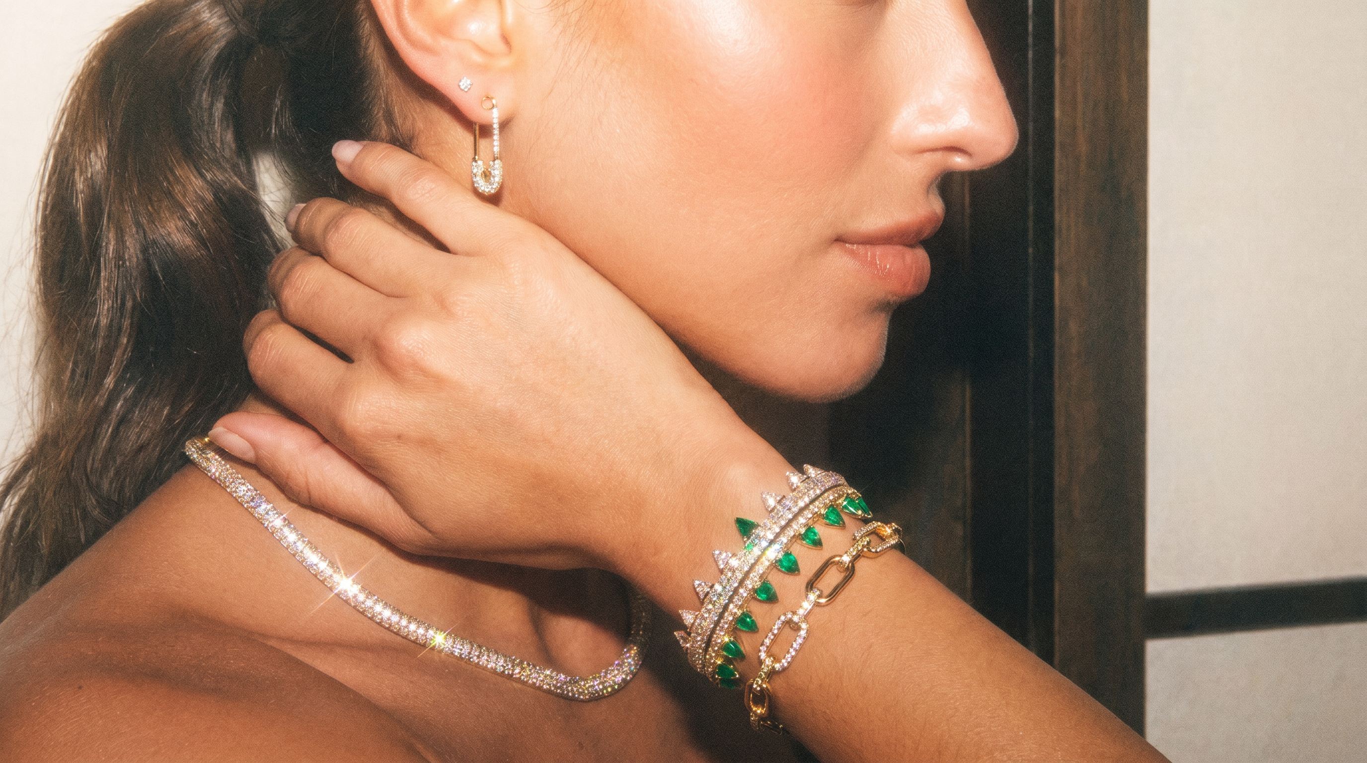 How to Build a Minimalist Jewelry Wardrobe