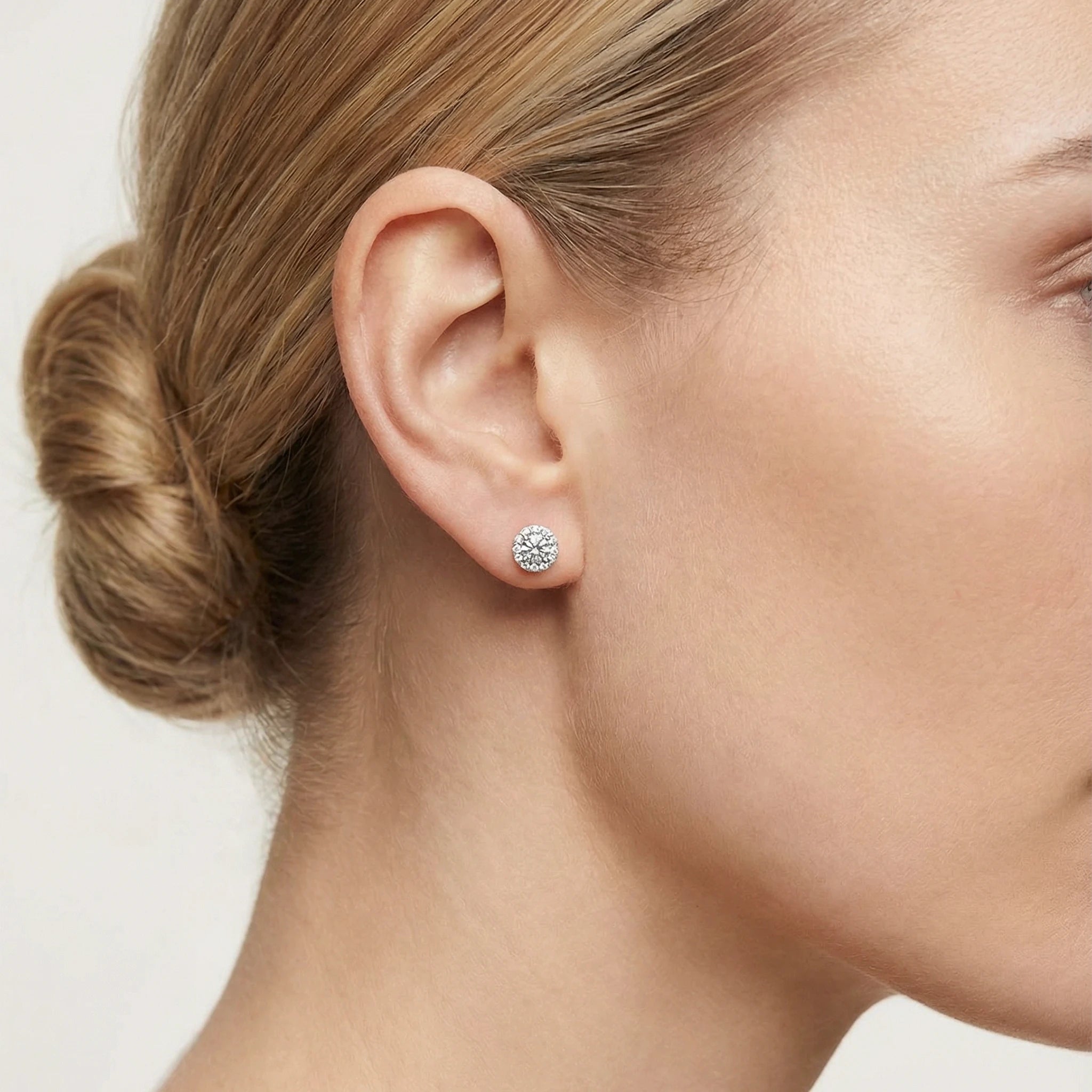 The Halo Solitaire Stud