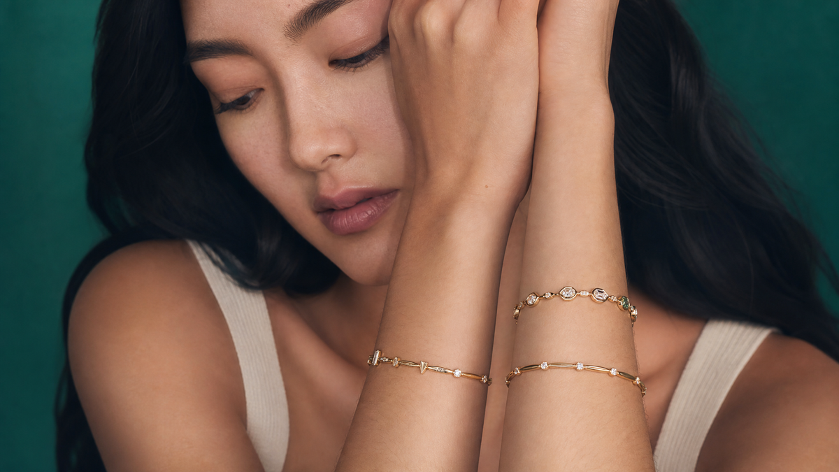 What Jewelry to Wear With a One-Shoulder Dress